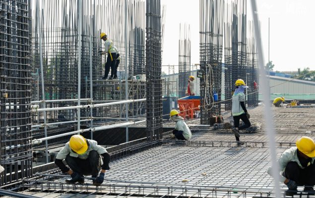 Công nhân đang tích cực làm việc tại dự án