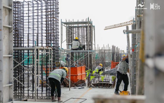 Công nhân đang tích cực làm việc tại dự án The Win City