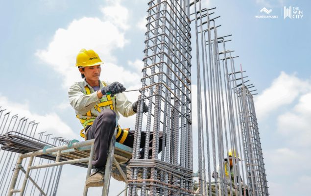 Công nhân tuân thủ an toàn lao động tại công trường