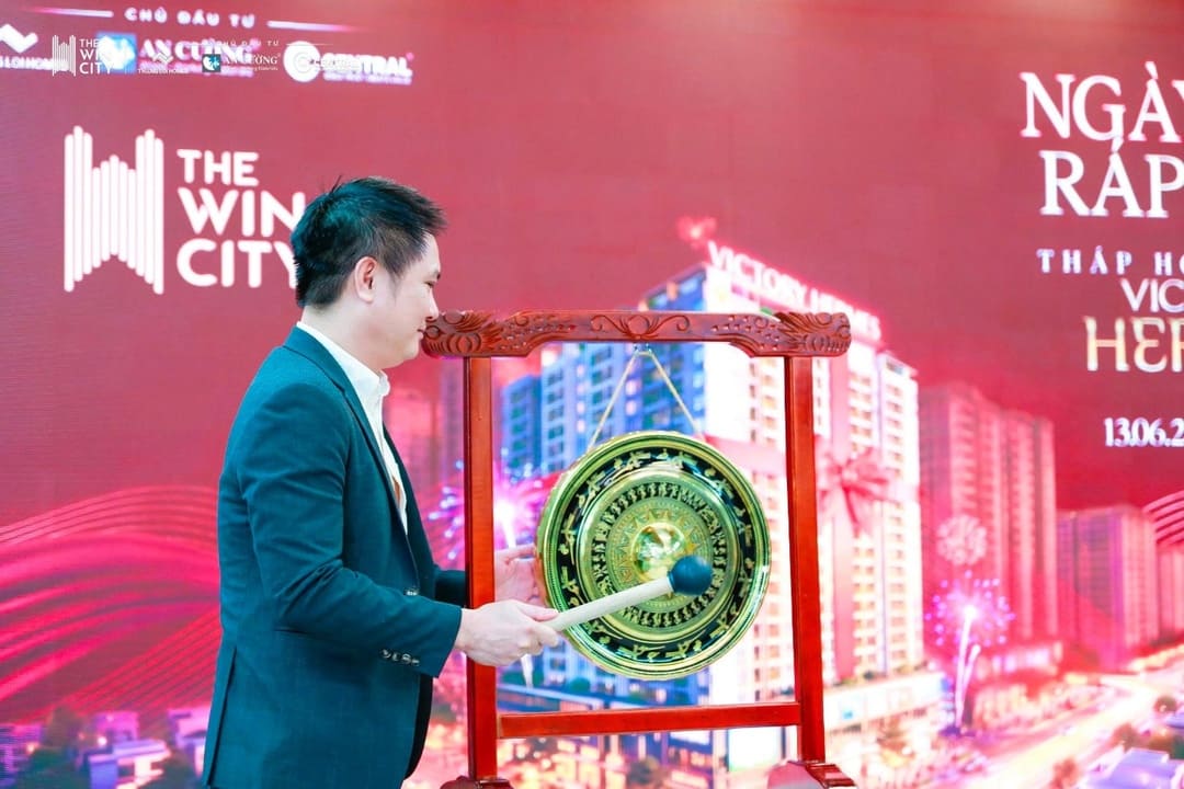 Đại diện chủ đầu tư ông Trần Thế Anh – Phó Tổng giám đốc Kinh doanh Tiếp thị Thắng Lợi Homes đánh chiêng chính thức ráp căn – mở bán tháp Victory Hermes