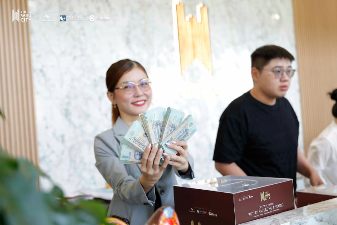 Trao quà cho các khách hàng may mắn trúng thưởng tại sự kiện The Win City