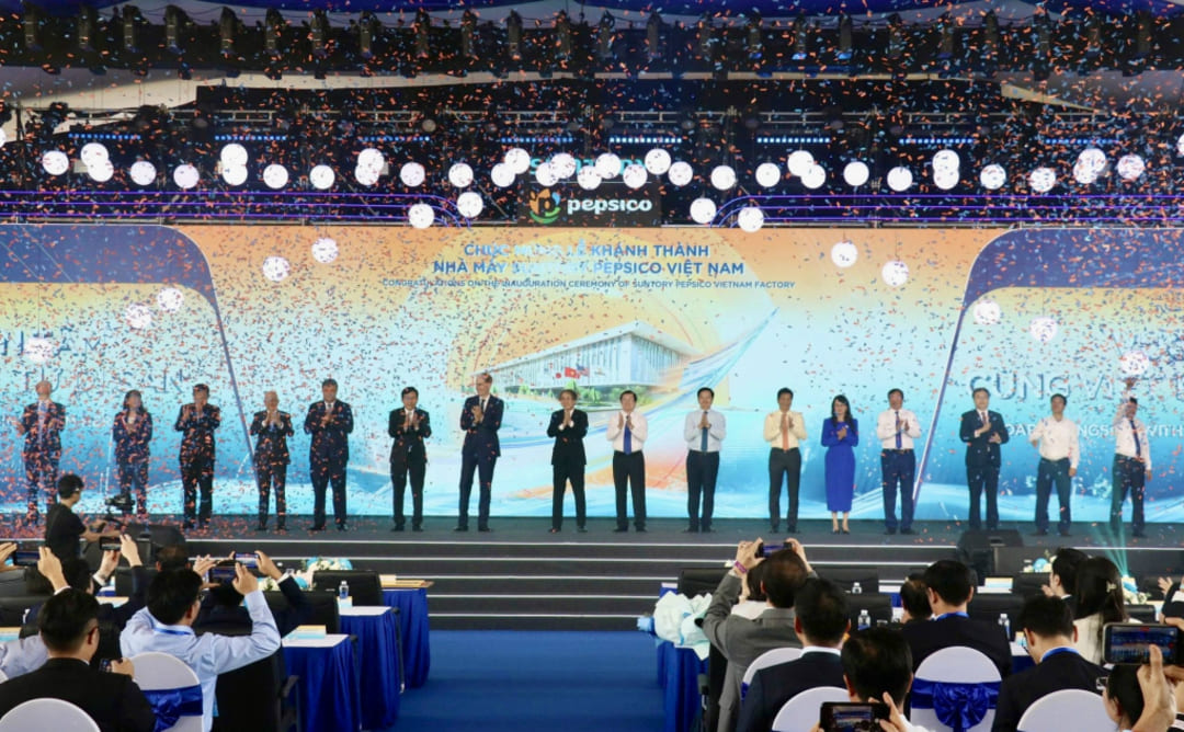 Dàn đại biểu và lãnh đạo cấp cao Trung ương cùng địa phương tham quan dây chuyền sản xuất nhà máy Suntory PepsiCo