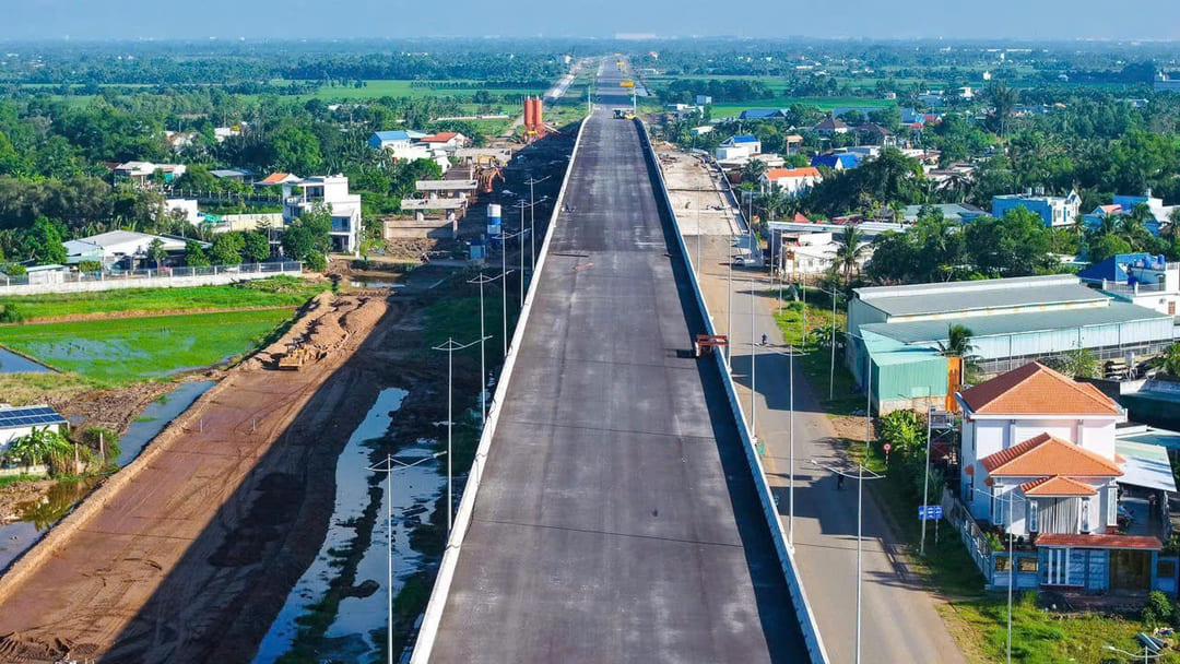 Công tác thảm nhựa hoàn thiện mặt đường tại dự án nút giao Mỹ Yên