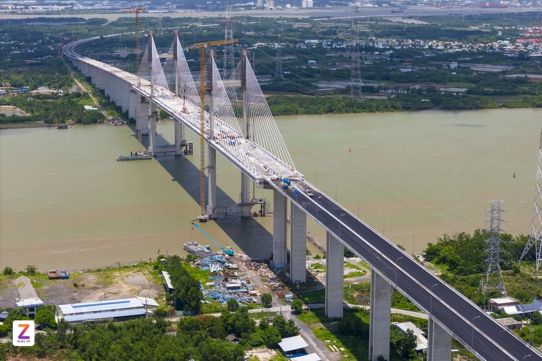 Toàn cảnh đại công trường thi công nút giao hai tuyến cao tốc lớn phía Nam
