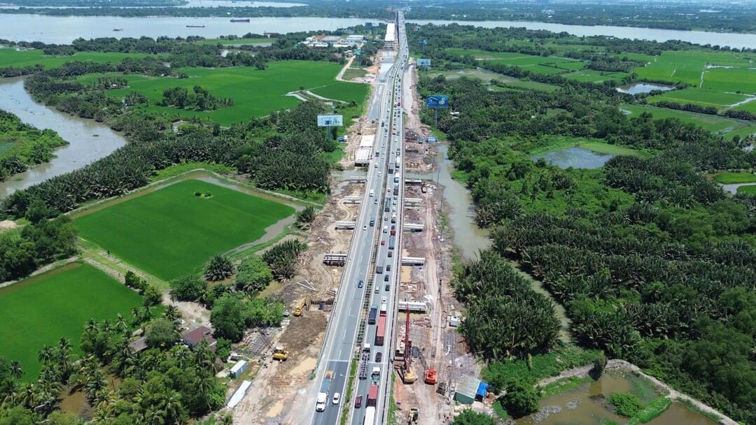 Mặt đường cao tốc Bến Lức - Long Thành thông xe rút ngắn cự ly di chuyển