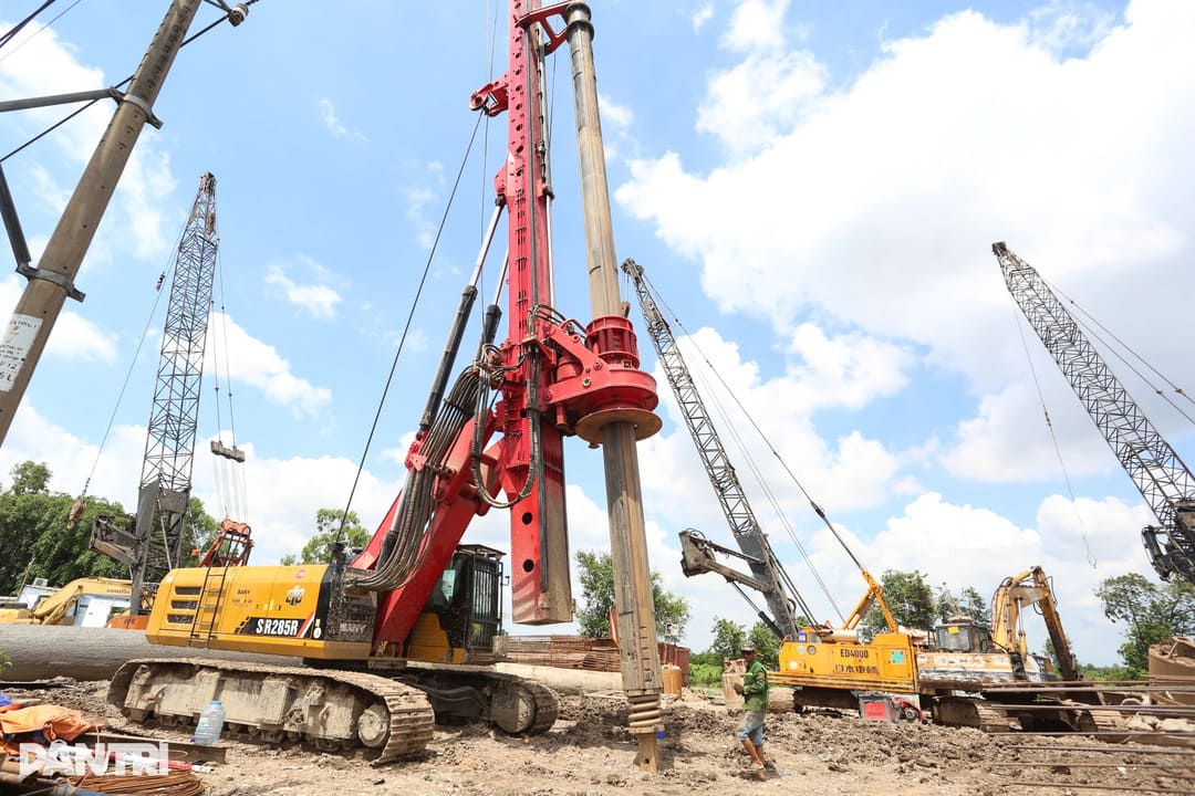 Máy móc thiết bị thi công nhộn nhịp tại công trường cao tốc TP HCM - Mộc Bài