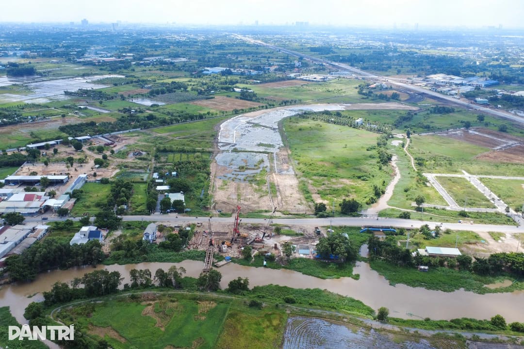 Thi công nền đường cao tốc TP HCM - Mộc Bài tại khu vực nút giao Tỉnh lộ 8