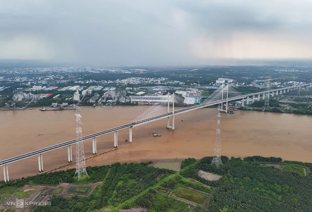 Cầu Bình Khánh trên tuyến cao tốc Bến Lức - Long Thành vượt sông Soài Rạp
