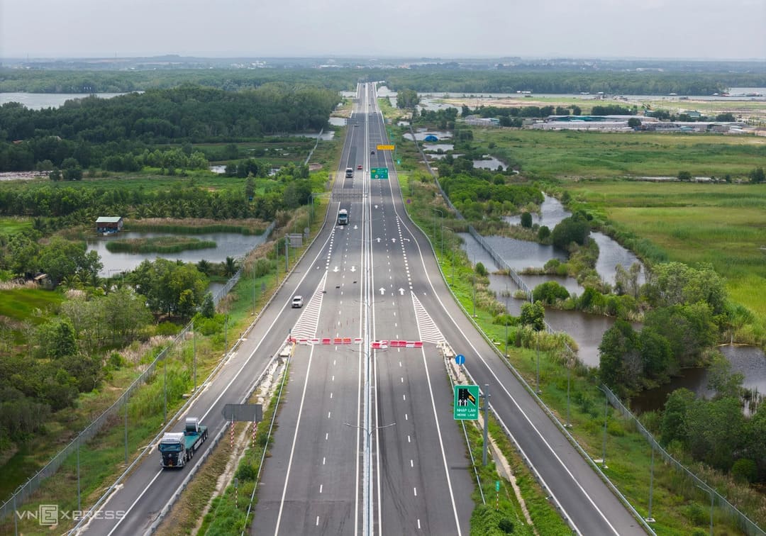Đoạn tuyến cao tốc Bến Lức - Long Thành với 4 làn xe chạy thông thoáng