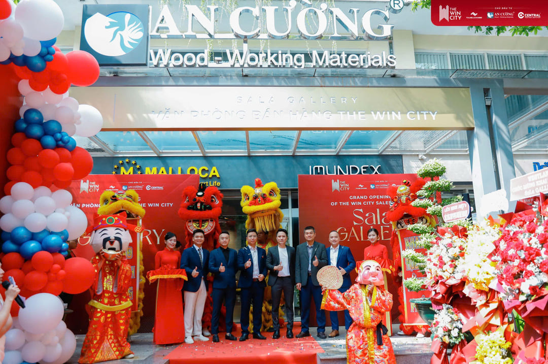 Không gian sự kiện khai trương Sala Gallery ngập tràn sắc đỏ và xanh dương