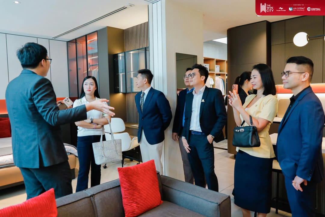 Khách hàng tham quan và nhận tư vấn trực tiếp tại Sala Gallery
